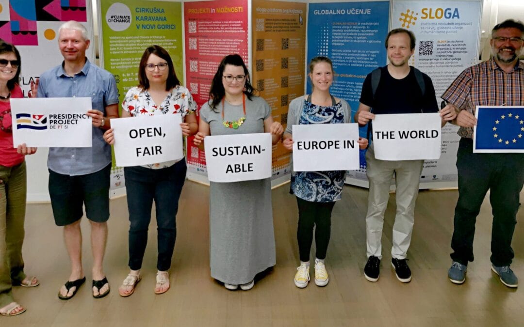 Članice in člani sekretariata platforme SLOGA (od leve proti desni): Romana Šeruga, Marjan Huč, Adriana Aralica, Patricija Virtič, Mateja Skrt, Miha Turk in Albin Keuc. Foto: SLOGA